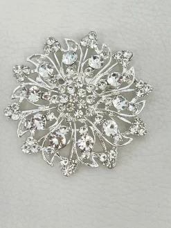 Broche floral con pedrería