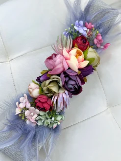 Cinturón floral con plumas elástico